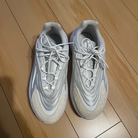 Ozelia Adidas women’s sneaker - Picture 2 of 3